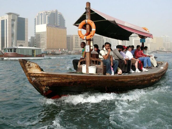 عبور خور دبي بالعبرة