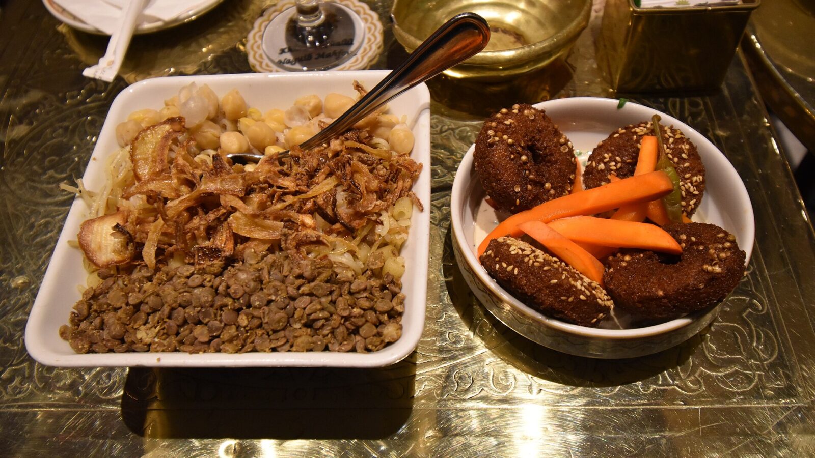 طبق كشري ومعه طعمية ومخلل